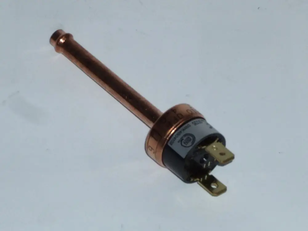 Hochdrucksensor von Daikin mit länglichem Metallrohr und elektrischen Anschlüssen. Die Sensorbezeichnung ist auf dem Gehäuse angebracht.